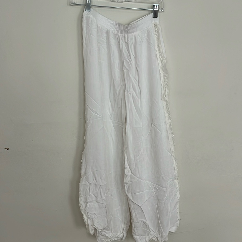 Women’s medium flowy capris with lace print down the side